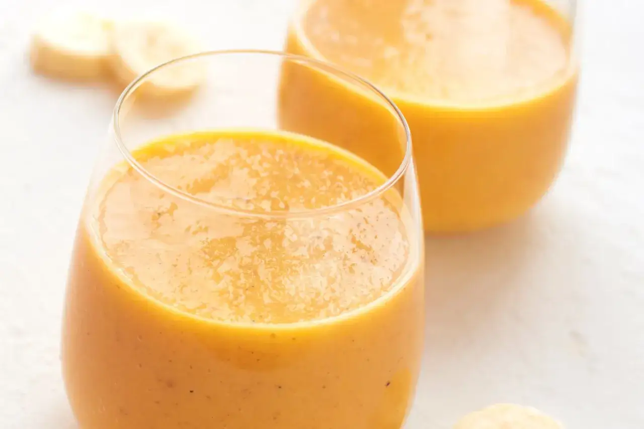 Orzeźwiający koktail z dyni i banana, idealny na jesienne popołudnie.