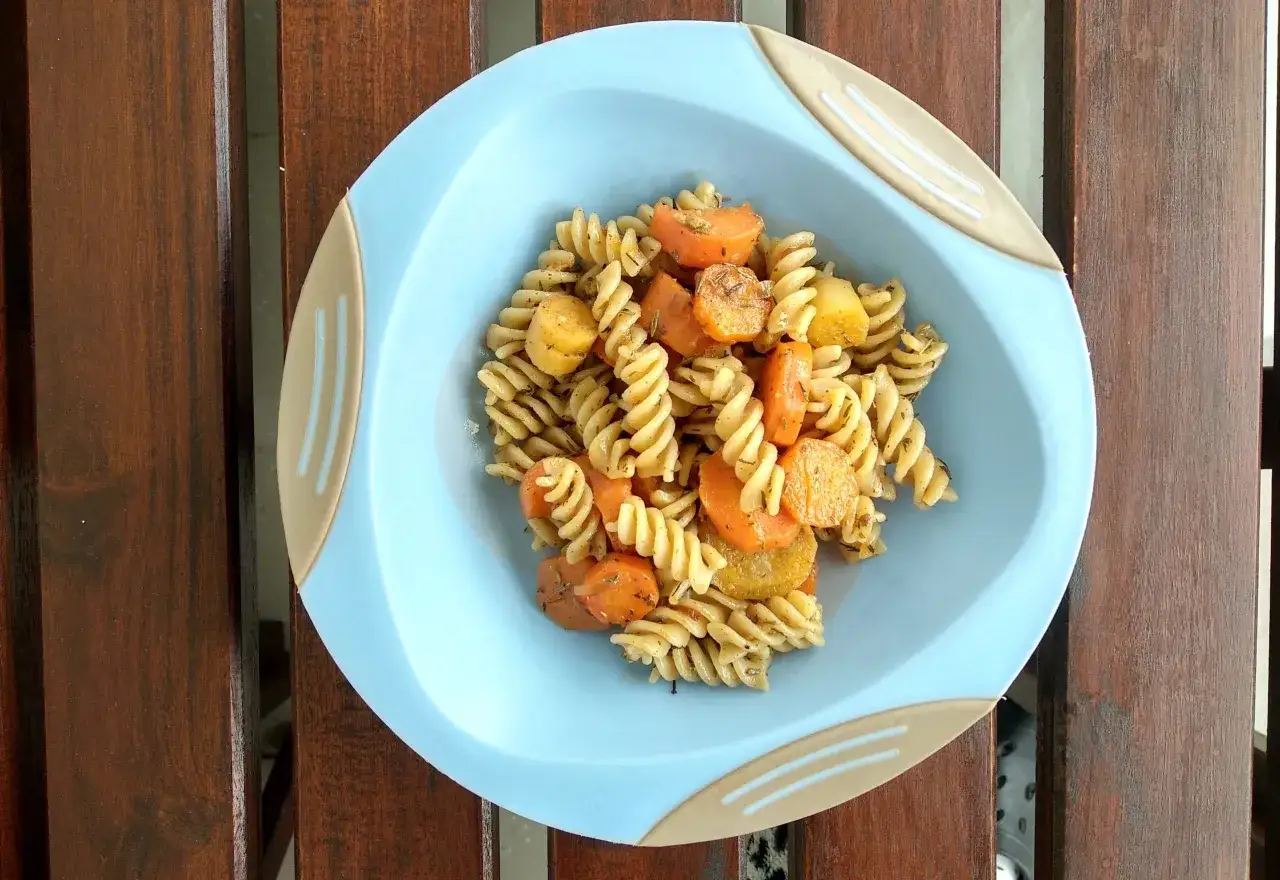 Kolorowy makaron z sosem i warzywami, idealny makaron z sosem dla dzieci.