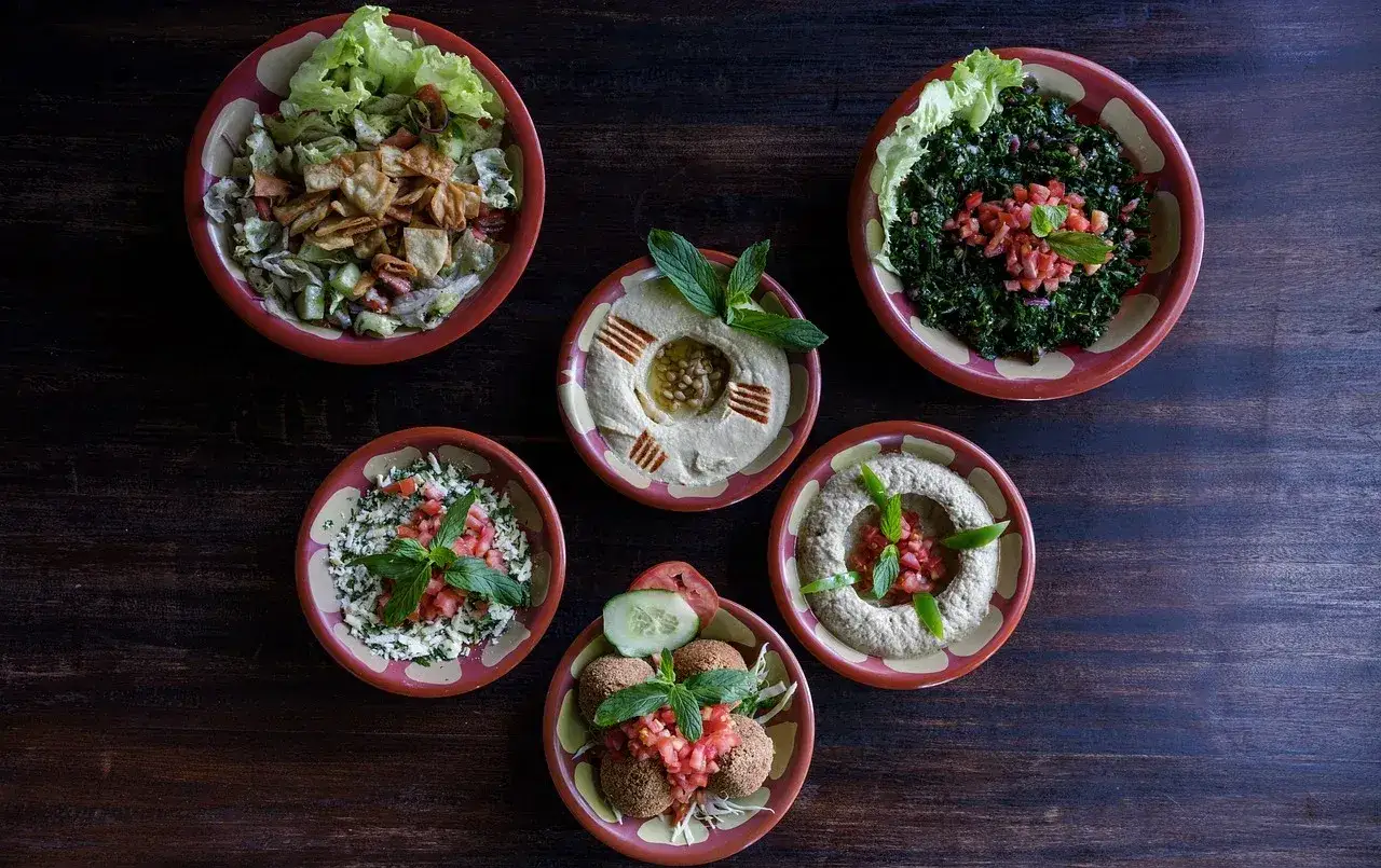 Pięć miseczek z libańskimi przekąskami: hummus, baba ghanoush, tabbouleh, falafel i sałatka fattoush. Idealnie, jak ułożyć koreczki na talerzu.