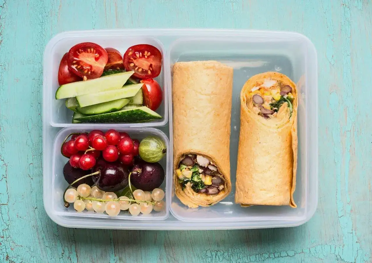 Pyszne wrapy z kurczakiem i fasolą, świeże warzywa i owoce. Idealny lunchbox dla osób dbających o dietę przeciwzapalną, wspierany przez catering.