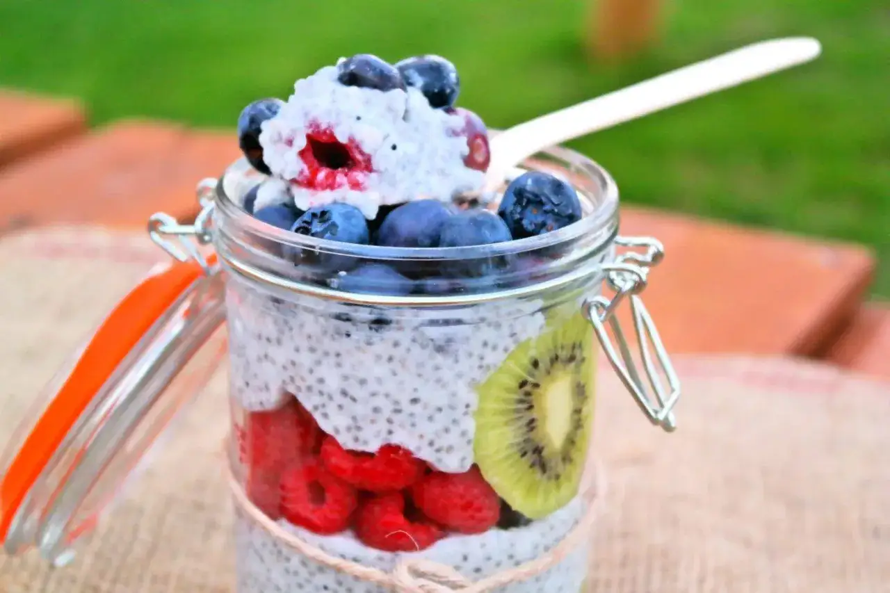 Pyszny pudding chia z malinami, borówkami i kiwi. Idealny pomysł na zdrowe śniadanie, jak zrobić pudding chia krok po kroku.