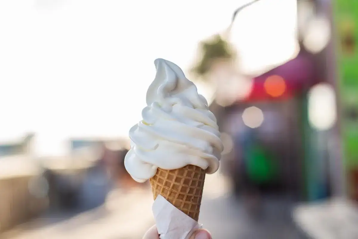 Pyszne lody waniliowe w wafelku. Zastanawiasz się, ile waży gałka lodów? Ta porcja wygląda na idealną!
