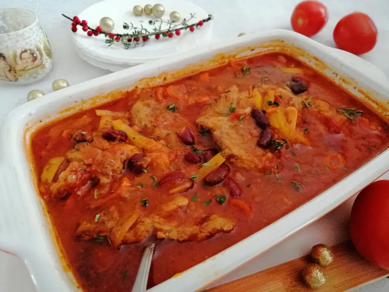 Pyszne danie z resztek pieczonej karkówki w sosie pomidorowym z fasolą i papryką. Idealne, by dowiedzieć się, co zrobić z resztkami pieczonej karkówki.