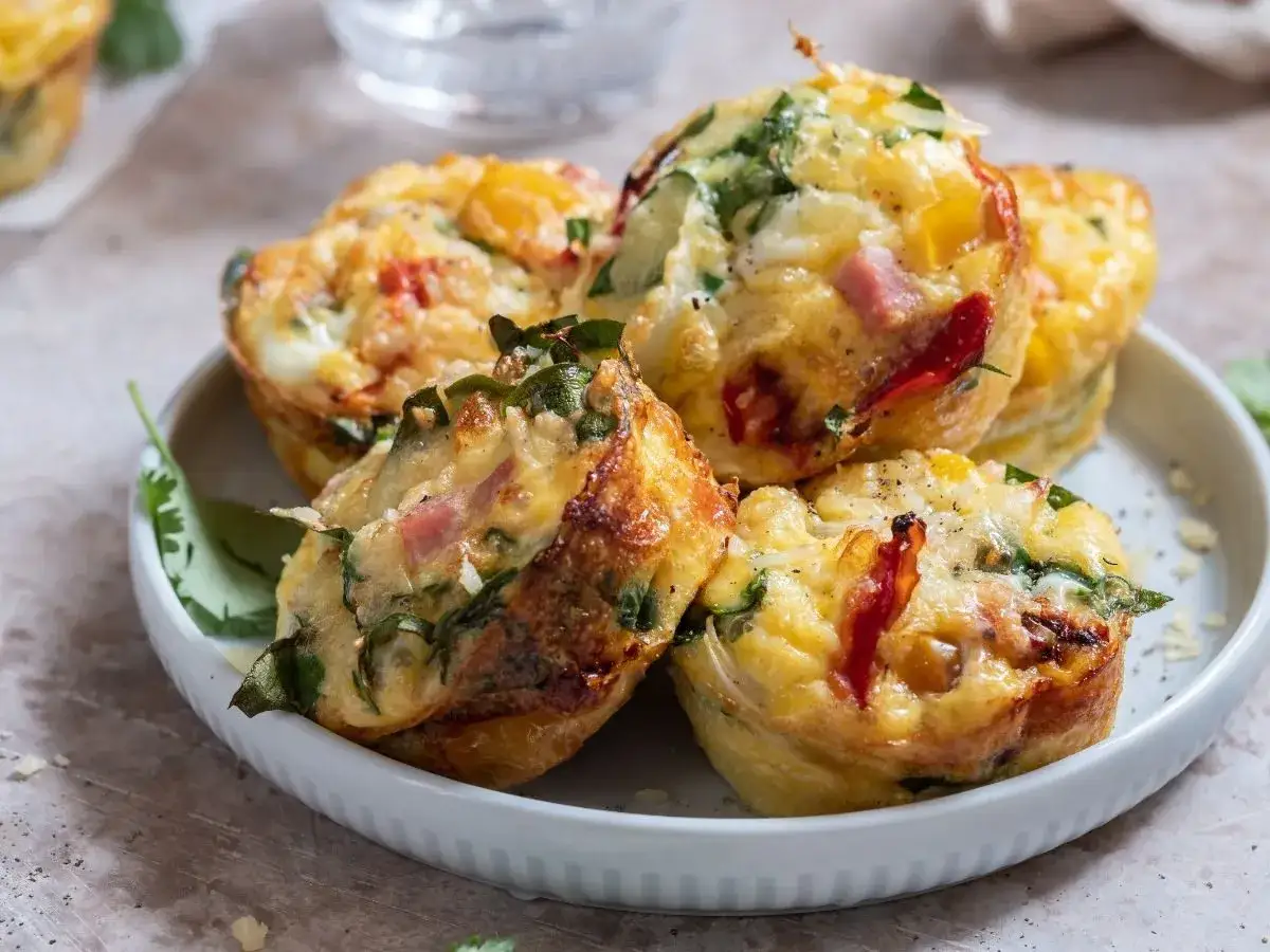 Pyszne muffinki jajeczne z warzywami i szynką – idealne, gdy zastanawiasz się, co można zrobić z jajek na obiad.