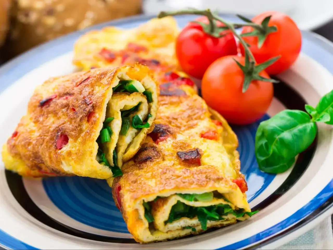 Roladki z omletu z zielonymi warzywami i pomidorkami koktajlowymi. Idealne co na śniadanie bez chleba.