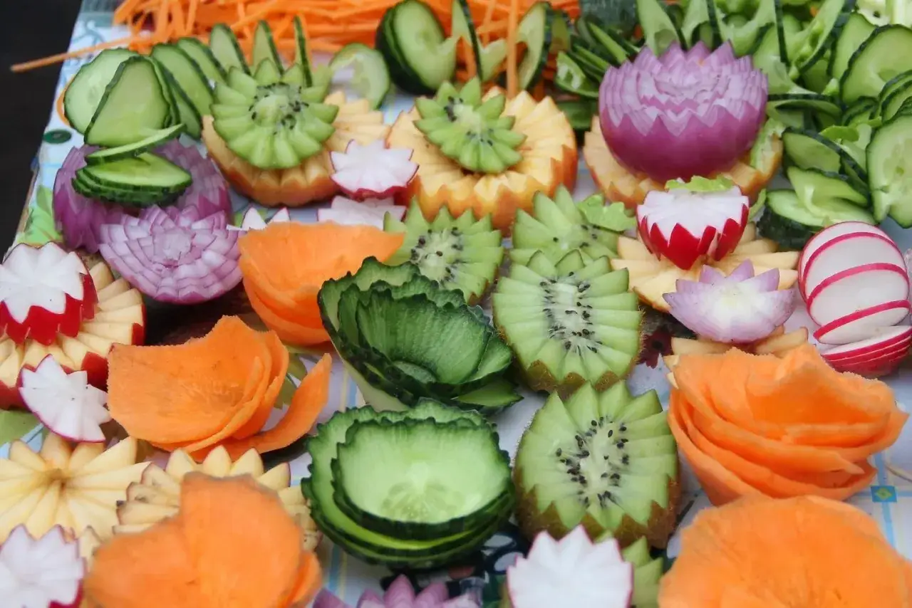 Inspiracje, jak udekorować przystawki: kwiaty z marchewki, kiwi, rzodkiewki, cebuli i ogórka.