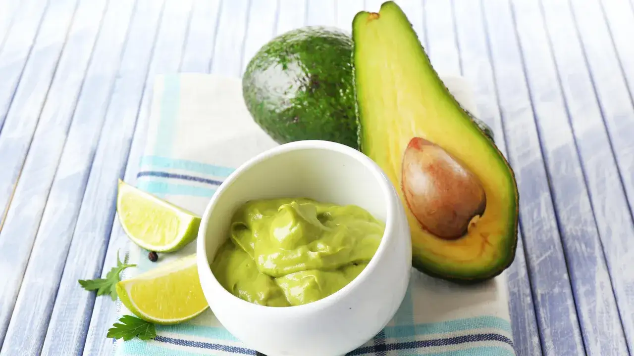 Pyszne guacamole do nachosów, tostów, czy jako dodatek do sałatek. Świeże awokado, limonka i przyprawy.