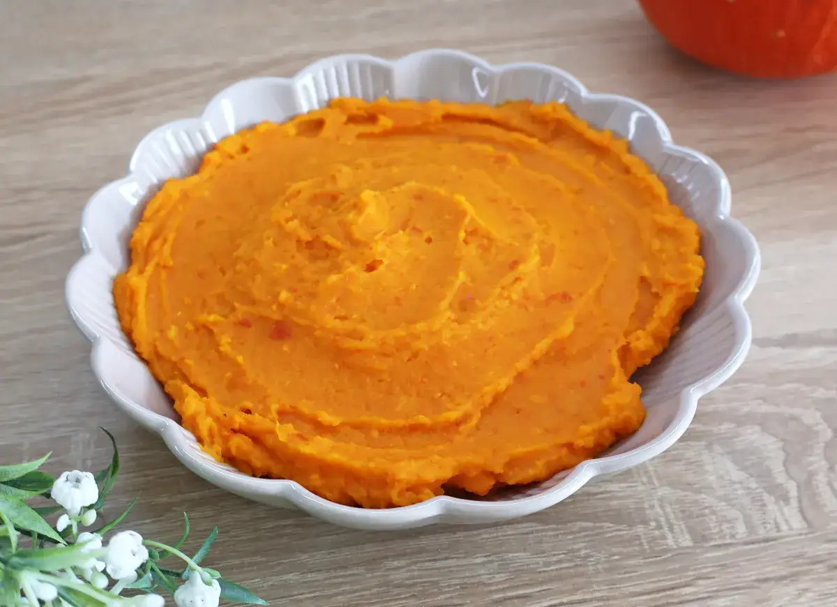 Pyszne, pomarańczowe puree z dyni, idealne do jesiennych potraw. Dowiedz się, jak zrobić puree z dyni!