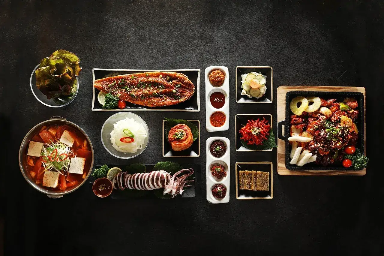 Jak serwować przystawki: koreańska uczta z rybą, kalmarem, kimchi i innymi smakołykami.