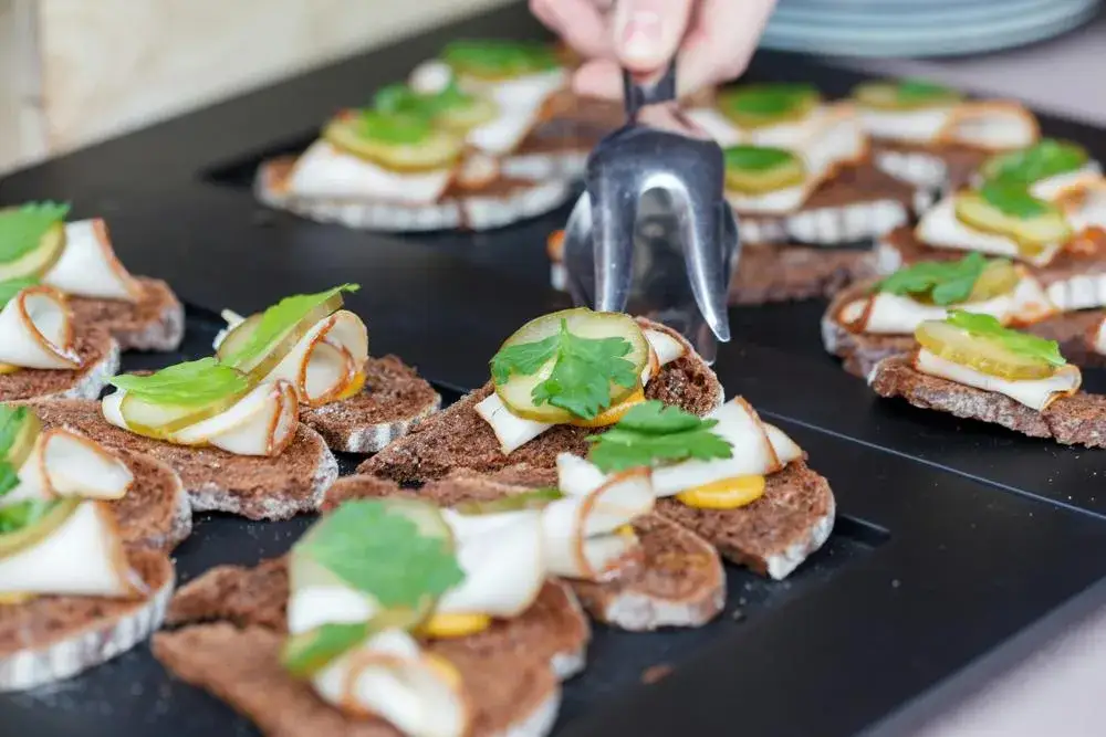 Zdjęcie Ile kosztuje catering na 40 osób? Sprawdź ceny i opcje dostępne