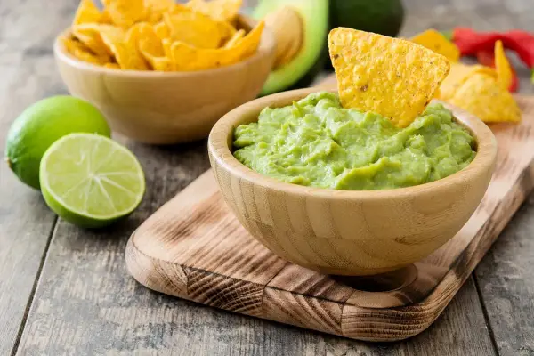 Guacamole: Z czym jeść? Pomysły na śniadanie, obiad i przekąski