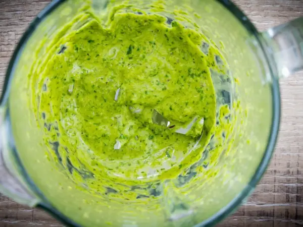 Pesto z awokado: Szybki, zdrowy sos - przepis i triki