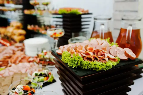 Ile kosztuje catering na urodziny? Ceny, które Cię zaskoczą
