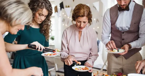 Ile kosztuje catering do domu? Sprawdź ceny i opcje menu