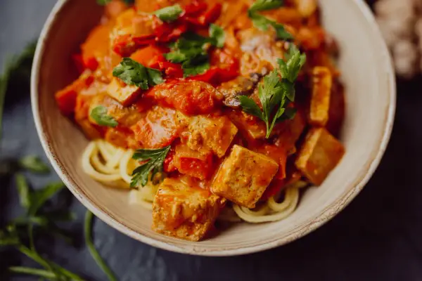 Tofu w sosie pomidorowym: Szybki, zdrowy przepis na obiad