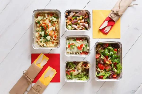 Ile kosztuje catering na 10 osób? Sprawdź ceny i porady