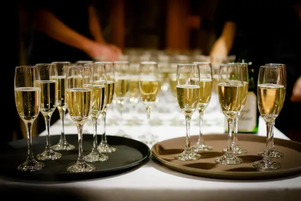 Catering co to? Poznaj rodzaje i kluczowe informacje o usługach