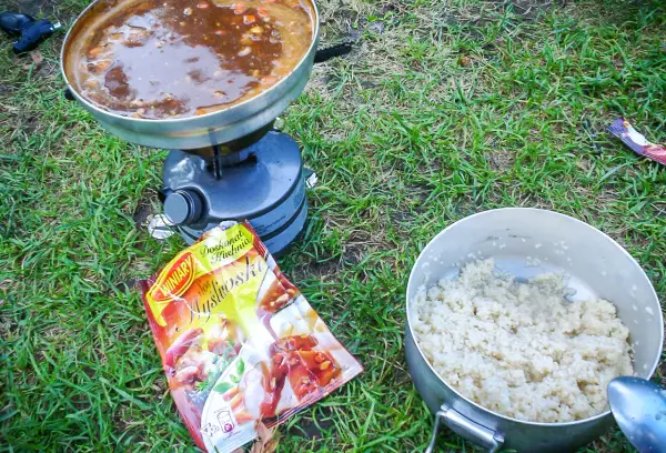Przepisy na biwak: Jedz smacznie bez lodówki i kuchenki