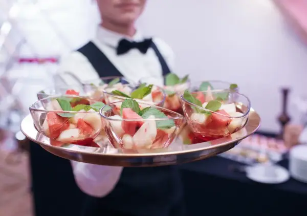 Catering ile od osoby - sprawdź, jak uniknąć wysokich kosztów