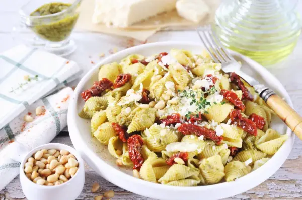 Makaron z pesto i suszonymi pomidorami: Szybki przepis na obiad marzeń